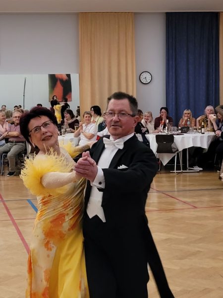 Sigmar Rotkehl und Karin beim Tanzen eines Turnieres. In Promenadenposition tanzen sie auf die Kamera zu.