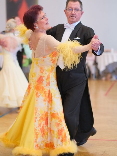 Sigmar und Karin tanzend auf einem Turnier. Sie trägt ihr Gelb-Orangenes Kleid. Er trägt Frack